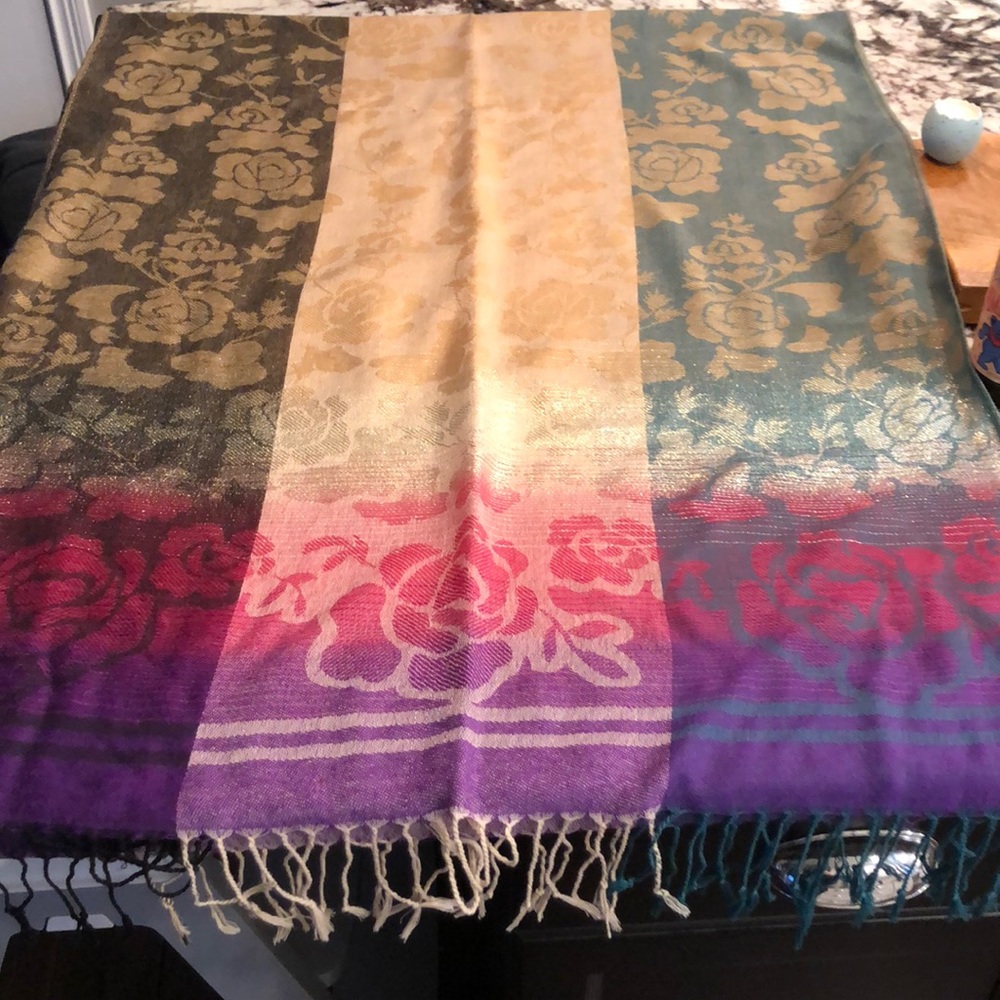 Pashmina Type scarf. Small snag
